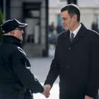 El presidente del Gobierno, Pedro Sánchez, saludando a un guardia ayer a su llegada al Congreso.