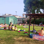 Lectura de cuentos para niños y mayores en las piscinas de Miralcamp 