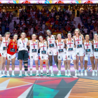 El leridano Bernat Canut y sus jugadoras posan con sus medallas de plata.