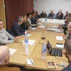 La reunión ayer entre alcaldes y representantes del Gobierno español en Vallbona de les Monges.