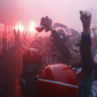 Aficionats de l’Athletic, ahir als voltants de l’estadi.