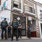 Agents de la Guàrdia Civil, ahir davant de la casa del presumpte assassí.