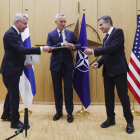 El ministre finlandès Pekka Haavisto entrega el document d’adhesió de Finlàndia al secretari d’Estat dels EUA, Antony Blinken.