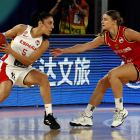 Cristina Ouviña protegeix la pilota davant la defensa d’una rival.