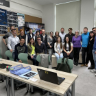 La inauguración de la nueva aula, con alumnos, docentes y empresarios colaboradores. 