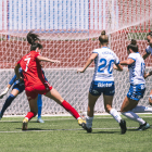 Iris Aixalà, en el momento de golpear el balón al fondo de la portería tinerfeña.