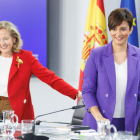 La vicepresidenta primera i ministra d'Assumptes Econòmics i Transformació Digital, Nadia Calviño (esquerra), i la ministra de Política Territorial i portaveu del Govern espanyol, Isabel Rodríguez, a la seua arribada a una roda de premsa posterior al Consell de Ministres.