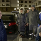 Vladímir Putin habla con los lugareños durante su visita a Mariúpol.