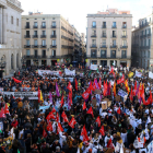 Manifestants a la plaça Sant Jaume de Barcelona amb motiu de la vaga de sanitaris i docents.