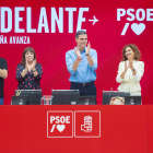 El líder del PSOE, Pedro Sánchez, en la reunión de la ejecutiva del partido con otros dirigentes de los socialistas