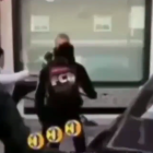 Frame del vídeo que mostra l'agressió.