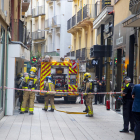 Bomberos y uno de los camiones ayer al mediodía en la calle Sant Antoni. 