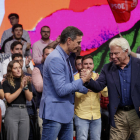 Pedro Sánchez i Felipe González se saluden durant els actes de celebració de la victòria del PSOE.