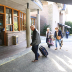 Imagen de un grupo de turistas llegando ayer a un hotel de Rialp. 