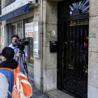 Vista del portal del edificio situado en la avenida de Los Telares de Avilés, desde donde una mujer de unos 45 años se ha precipitado con su hija de siete años en los brazos desde un quinto piso.