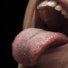 Una persona mostrando la lengua.