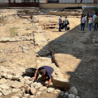 Un arqueòleg treballant a la zona on s'ha localitzat part d'una torre de la muralla de la Seu d'Urgell, al jaciment de Les Monges.