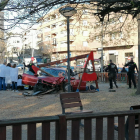 Agents de la Guàrdia Urbana i sanitaris del CAP van atendre ahir els ocupants del vehicle que es va encastar contra el parc.