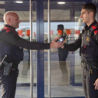 Los agentes Josep Maria y Roger, padre e hijo, ayer en la comisaría de los Mossos d’Esquadra en Tàrrega. 