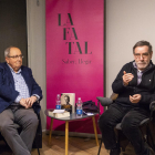 Antoni Gelonch acompañó ayer a Lluís Duran en la presentación de su libro en la librería La Fatal.