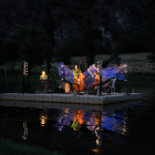 Concierto la noche del domingo en un escenario en pleno Llac de la Torrassa, en La Guingueta d’Àneu.