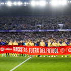 Jugadors del Valladolid i el Barça van posar ahir amb una pancarta de la campanya contra el racisme.