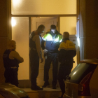 Agents dels Mossos moments després del tiroteig al carrer Artesa de Segre, dimarts passat.
