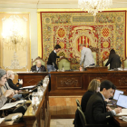 Toni Postius, Miquel Pueyo i Jordina Freixanet abandonant el saló de plens abans del debat de l’al·legació de Promenade.