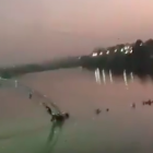 VÍDEO. Almenys 60 morts en esfondrar-se un pont penjant a l'estat indi de Gujarat
