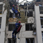 Un edificio de Kiev dañado por un ataque ruso.