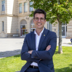 Toni Postius, alcaldable de Junts, ante la estación de trenes.