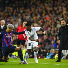 Ronald Araujo disputa un balón con Vinícius el pasado domingo en el Camp Nou.