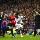 Ronald Araujo disputa una pilota amb Vinícius diumenge passat al Camp Nou.