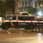 Efectivos sanitarios y policiales cubren el cadáver del sacristán fallecido en un ataque a diferentes iglesias en Algeciras.