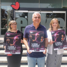 Montse Pociello, Albert Aliaga y Laura Estadella posan con los carteles de la campaña que ayer se presentó en el gimnasio Ekke.