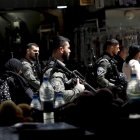 La policia fronterera israeliana patrulla un carreró que porta al complex de la mesquita d’Al-Aqsa.