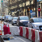 Embús de vehicles al carril únic habilitat per les obres a Lluís Companys.