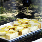 Un chorro de aceite de oliva por encima de rebanadas de pan en la Fira de l'Oli de les Borges Blanques