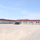 El espacio para alojar trabajadores de la fruta que hay operativo en Alcarràs