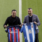 Xavi y Diego Martínez, ayer en el Camp Nou.