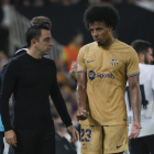 Xavi parlant amb Koundé després de ser substituït a València.