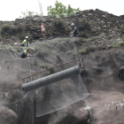 Los operarios trabajando en la ladera conocida como la Roca del Castell instalando mallas metálicas. 