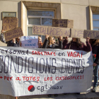 Protesta de sanitaris a les portes dels serveis territorials de Salut a Lleida.