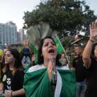 Simpatizantes de Jair Bolsonaro se reúnen en la calle a la espera de los resultados definitivos.