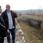 El alcalde de Cervera, Joan Santacana, y la concejala de Cultura, Mercè Carulla, en el castillo de Cervera