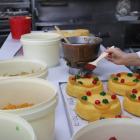 Proceso de elaboración de una mona de Pascua artesana en una pastelería de Barcelona