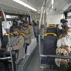Usuaris d’un autobús urbà a Lleida, ahir amb mascareta.