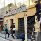 Montaje de uno de los cuadros de la Passió Viva d'Oliana a la entrada de una casa de la calle Major, cerca de las escaleras de la Font donde se hacía tradicionalmente y que ahora están en obras.