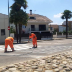 Trabajos para renovar la señalización horizontal en El Palau d'Anglesola 