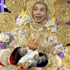 La humorista Judit Martín parodiant la Virgen del Rocío.